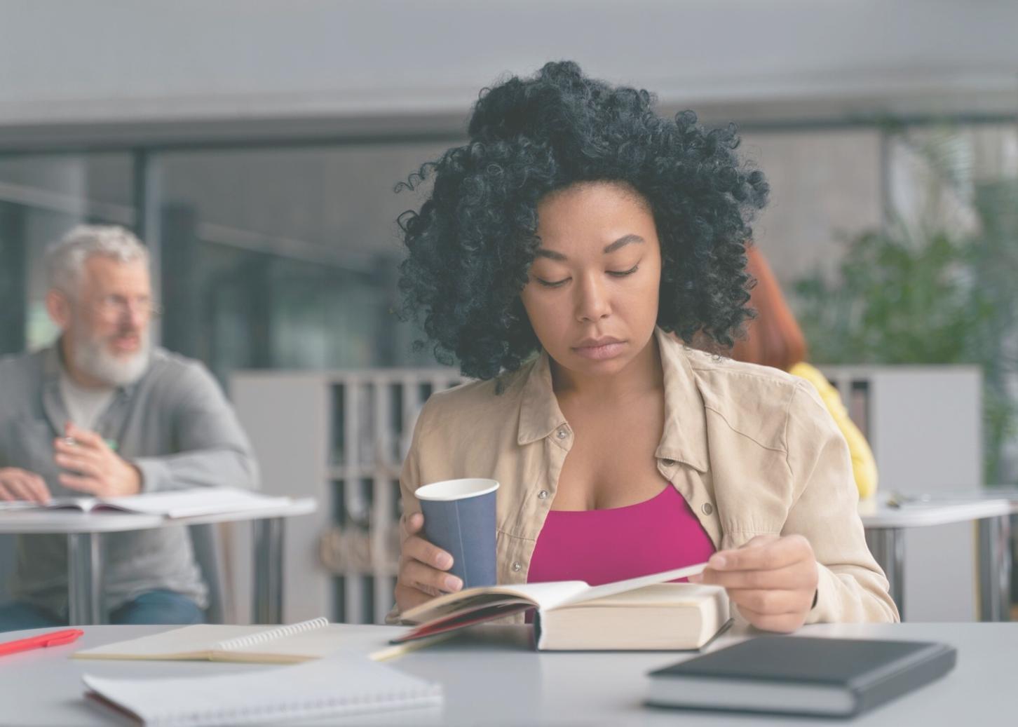 Espace de travail moderne montrant notre approche pédagogique accessible