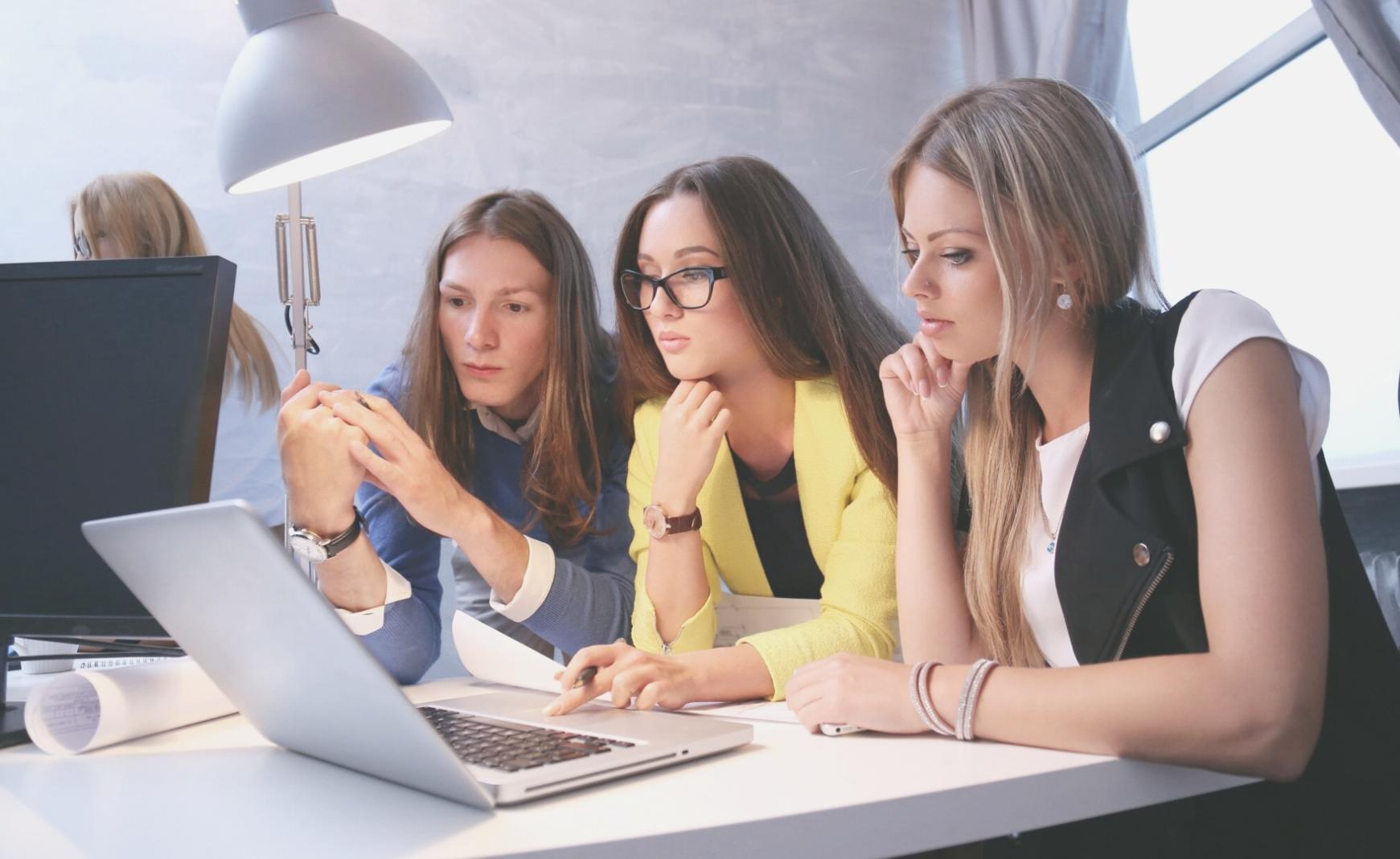 Session de formation en gestion financière avec participants travaillant sur des analyses budgétaires