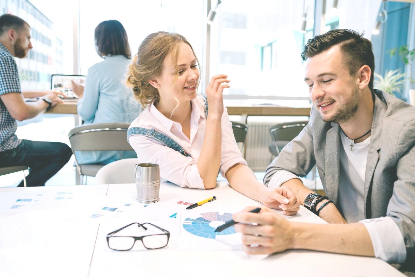Étudiant travaillant sur ses finances avec documents et ordinateur