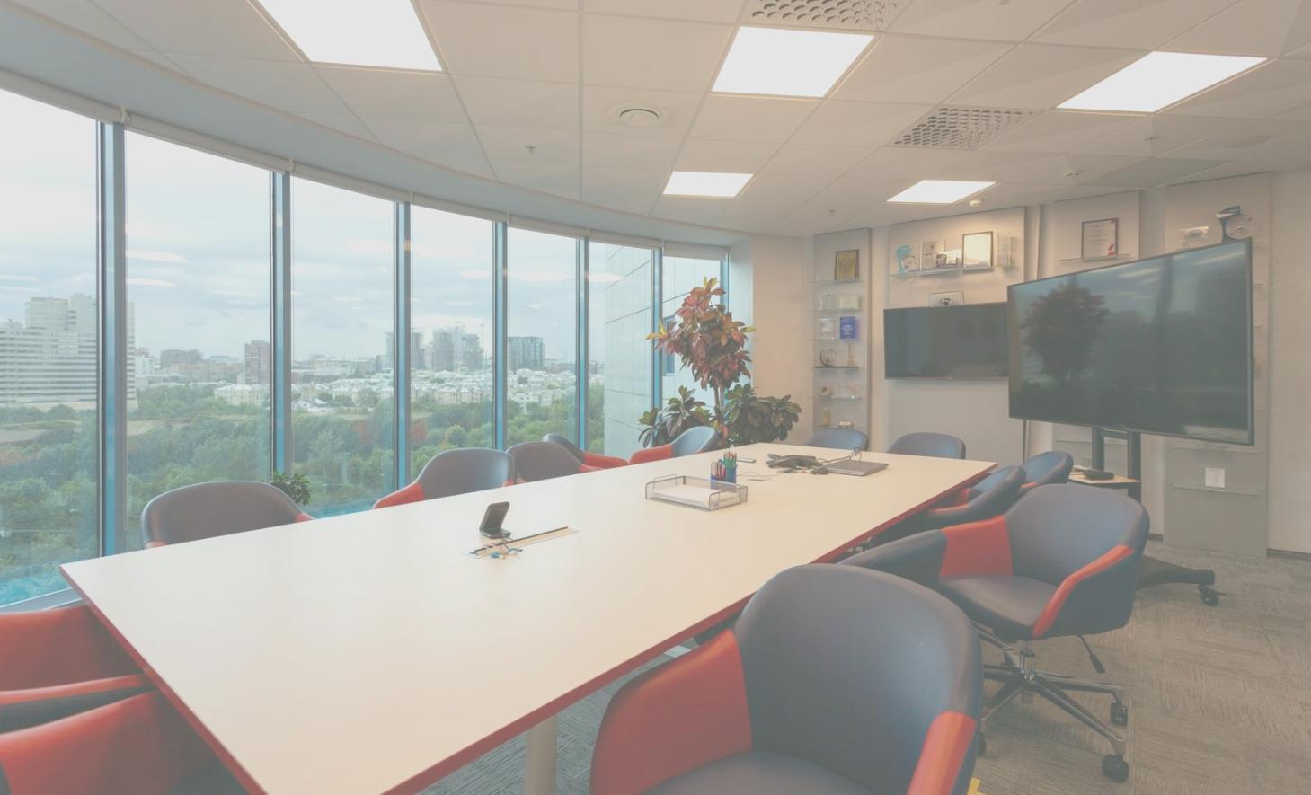 Étudiant consultant des informations bancaires sur son ordinateur portable